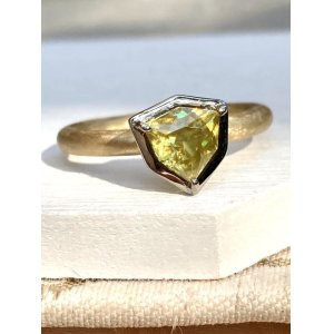 画像: K18YG K18WG スフェーン　ファンシートリリアントカット 0.97ct　リング 12号　[18r92]